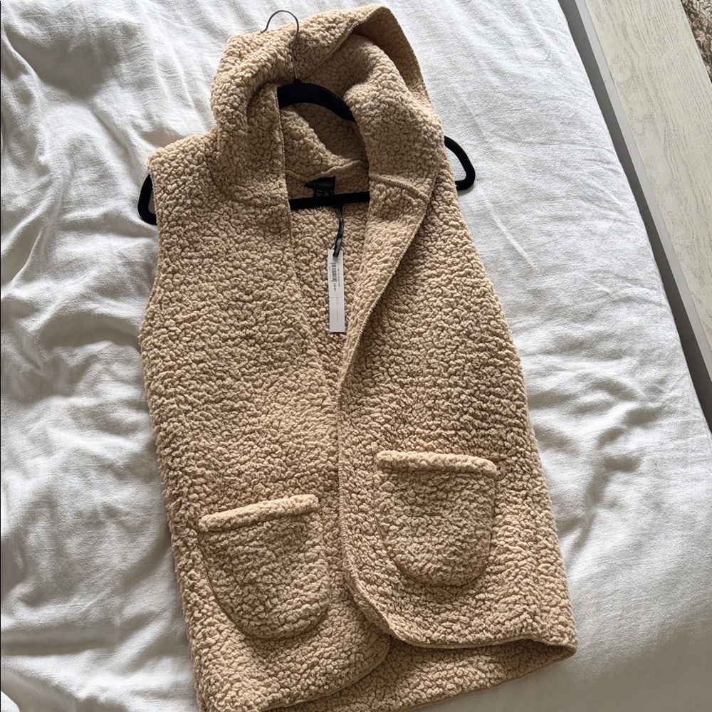 Coco + Carmen Sherpa Hooded Vest in Neutral Beige